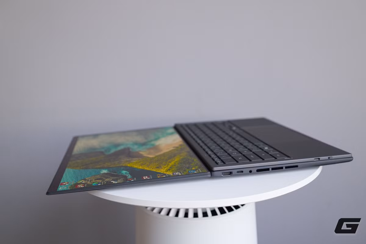 Zenbook Duo 2026 được trang bị chip Intel Core Ultra Series 3 (Panther Lake), hiệu năng mạnh mẽ, duy trì ổn định ngay cả khi dùng pin.(Genk)