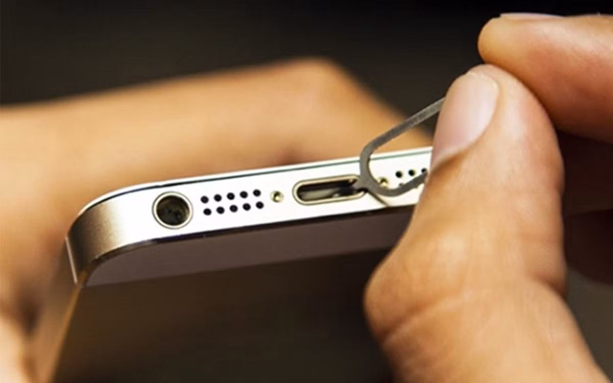 Charron khuyên nên dùng tăm gỗ hoặc que lấy sim vệ sinh nhẹ nhàng cổng sạc định kỳ.