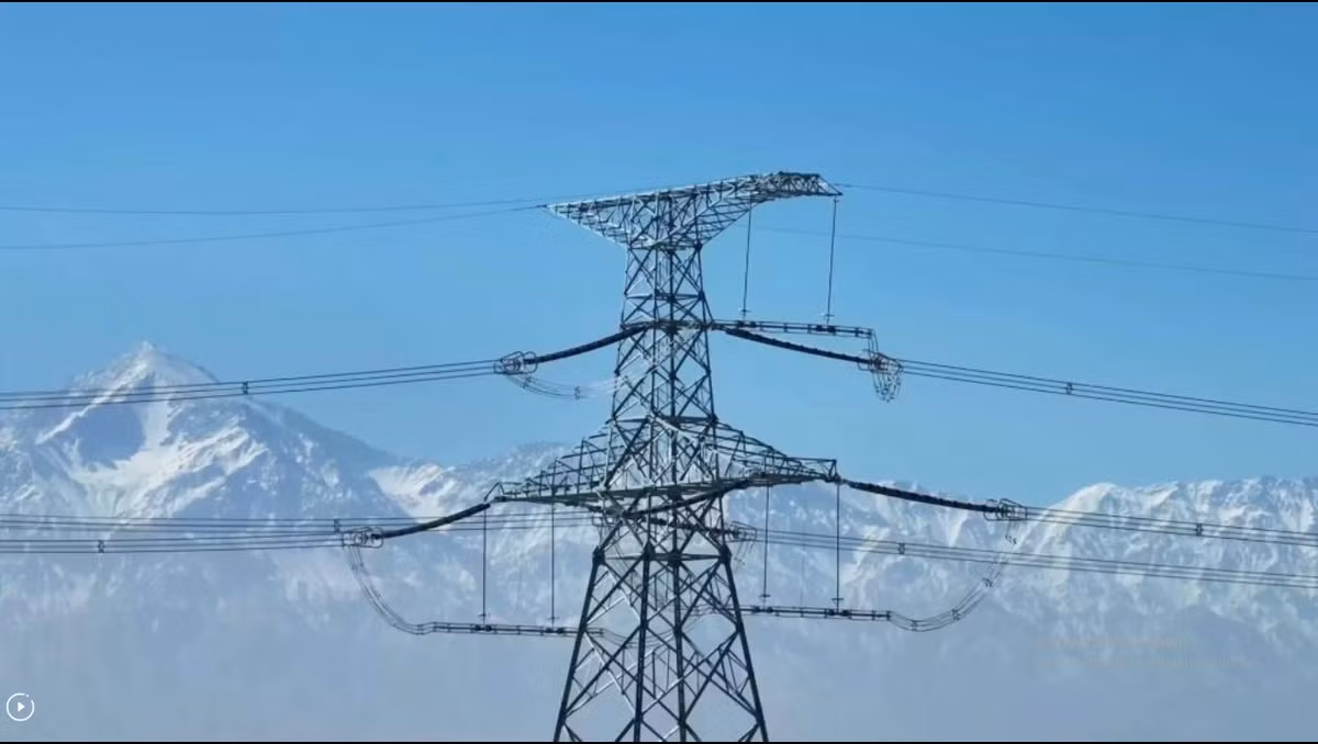 Tuyến truyền tải mới có gần 10.000 tháp điện và 9 trạm biến áp, kết nối các nguồn năng lượng tái tạo như mặt trời, gió và thủy điện.