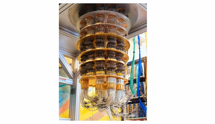 Trong khi đó, một siêu máy tính hàng đầu thế giới phải mất tới 3,2 năm để thực hiện cùng phép tính này.