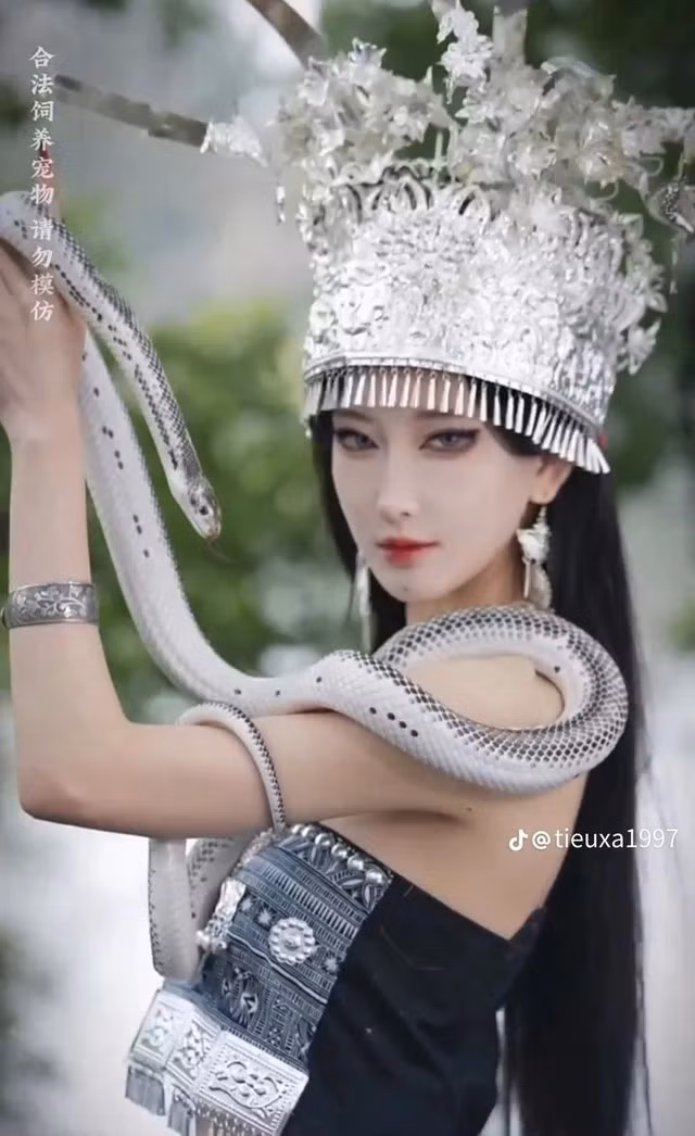 Cô nàng sở hữu chiều cao nổi bật 1m75 cùng vóc dáng mảnh mai, cân nặng chỉ 48,5kg.