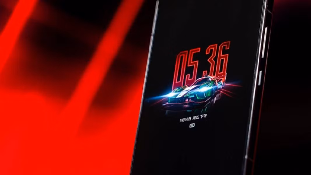 Hộp sản phẩm tông đen - vàng đi kèm phụ kiện cá nhân hóa như ốp lưng, củ sạc và thẻ sưu tầm.