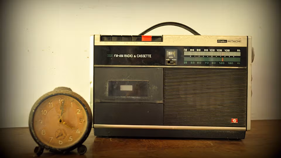 Một nghiên cứu cho thấy chỉ một chiếc radio cũ cũng có thể “ngốn” 4 watt liên tục dù không bật.