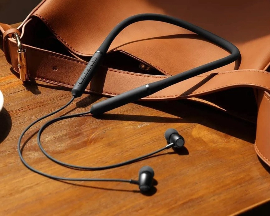 Trọng lượng nhẹ, dây silicone mềm giúp cảm giác đeo thoải mái trong thời gian dài.