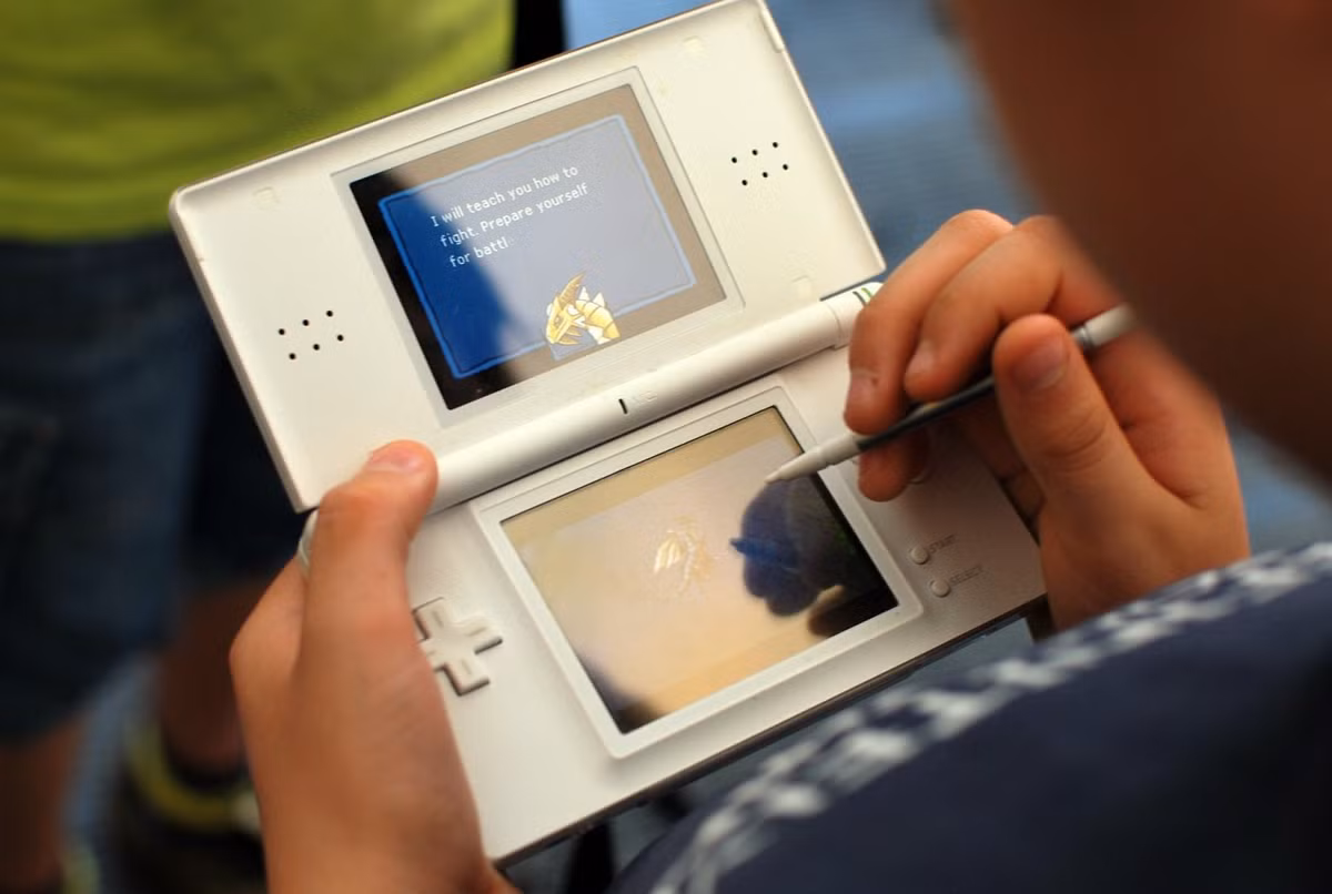 Một trong hai màn hình là cảm ứng, điều chưa từng xuất hiện ở máy game thời đó.(Ảnh: Thanh niên Việt)