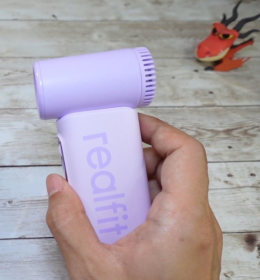 4. Realfit nổi bật với kiểu dáng gọn nhẹ, nhiều màu sắc và 199 cấp độ gió độc đáo.