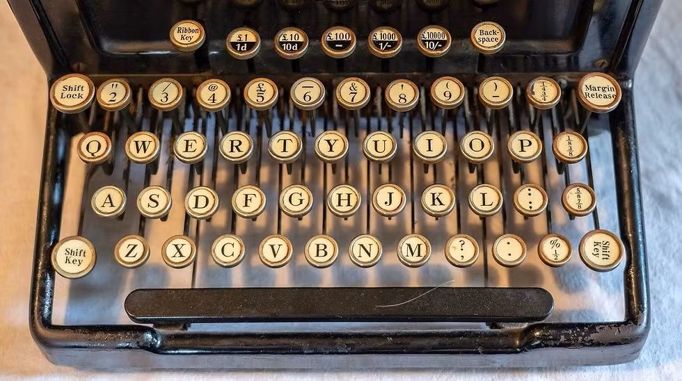 Đến 1893, QWERTY trở thành chuẩn khi các hãng lớn sáp nhập thành Công ty Máy đánh chữ Union.