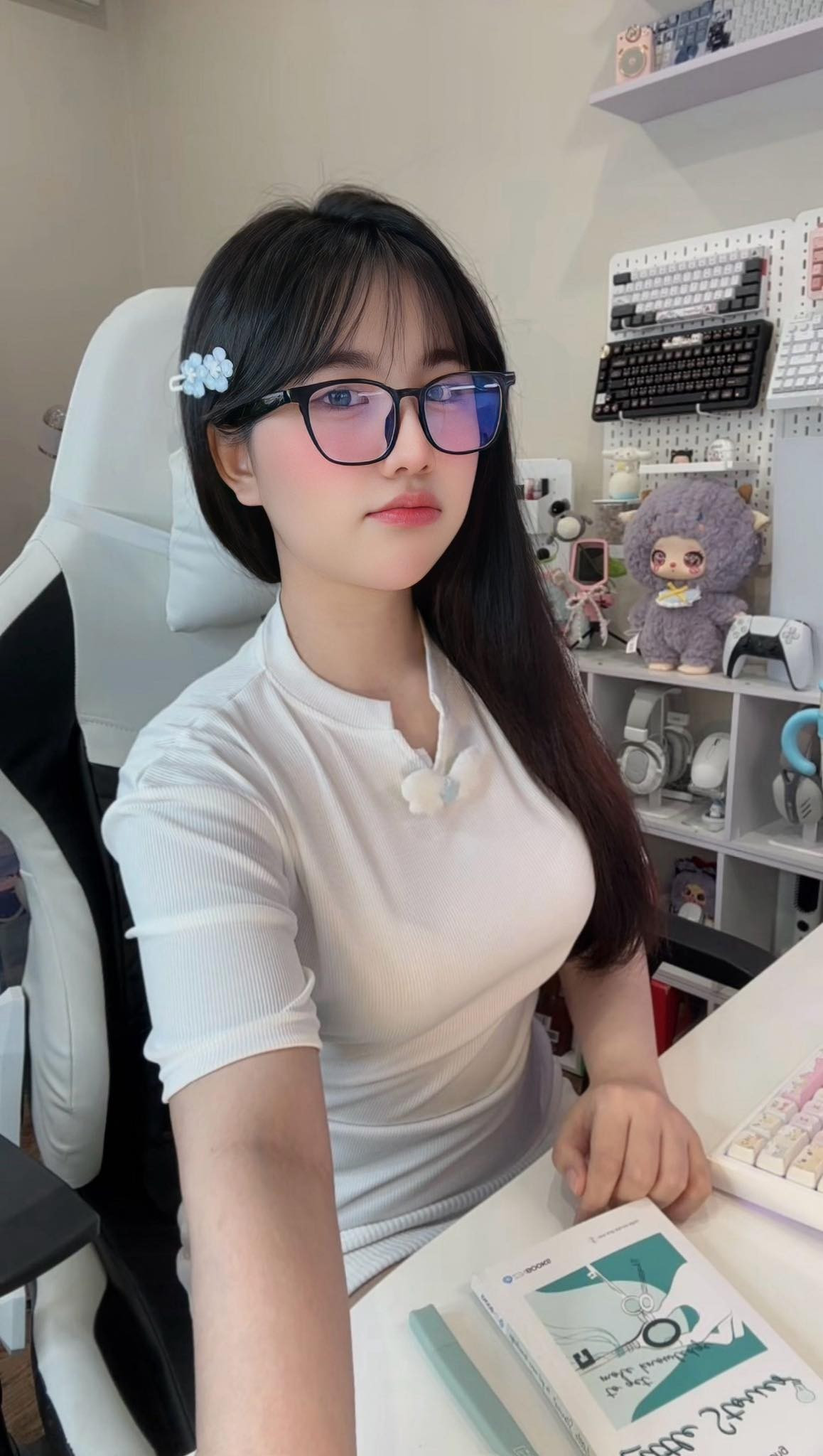 Không gian của cô nổi bật với đèn LED, gấu bông, bàn phím hồng và vô số phụ kiện dễ thương. (Ảnh: gamek)