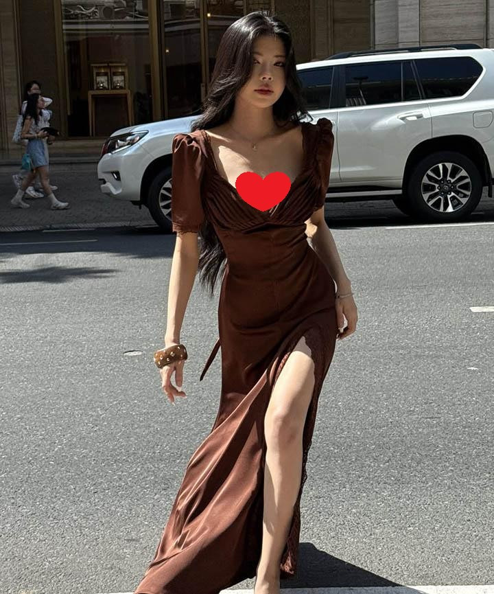 Công thức “váy ngắn chân dài” một lần nữa giúp nữ MC khoe trọn lợi thế vóc dáng, đặc biệt là đôi chân thon dài nổi bật.