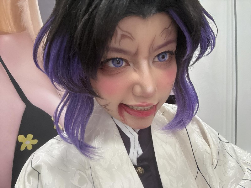 Cô sử dụng chính những tranh luận để duy trì sự chú ý và phát triển thương hiệu cá nhân.