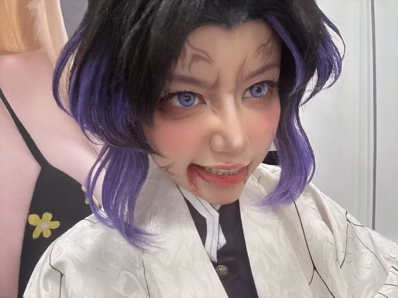 Cô sử dụng chính những tranh luận để duy trì sự chú ý và phát triển thương hiệu cá nhân.