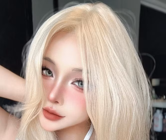 Chi tiết vòng 1 lấp ló một cách đầy chủ ý khiến nhiều fan nam "quên mất" mục đích chính là khoe móng tay.