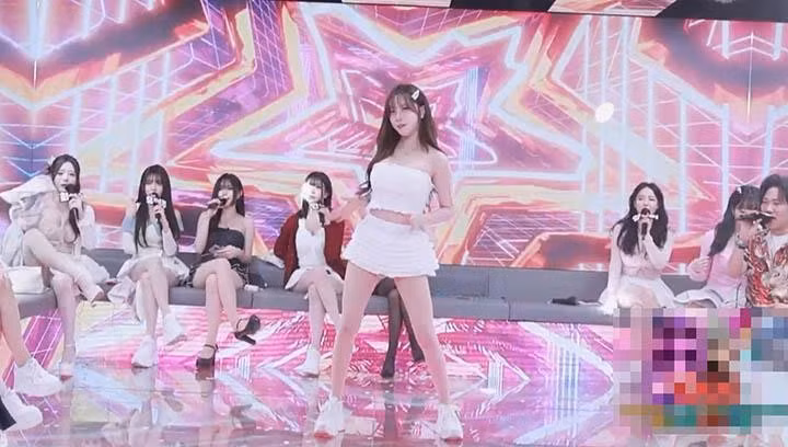 Các nữ streamer xuất hiện trên AfreecaTV, PandaTV hay Showroom với hình ảnh táo bạo.