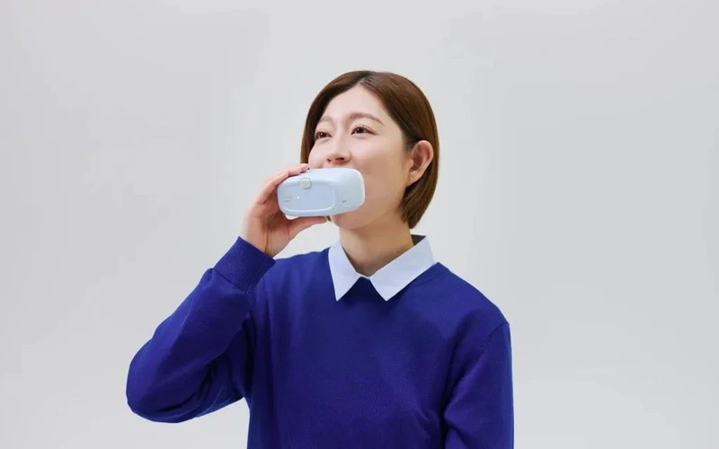 Robot g.eN đang thu hút sự chú ý khi được giới thiệu là thiết bị chăm sóc răng miệng đầu tiên trên thế giới có khả năng tự động chải răng cho người dùng.