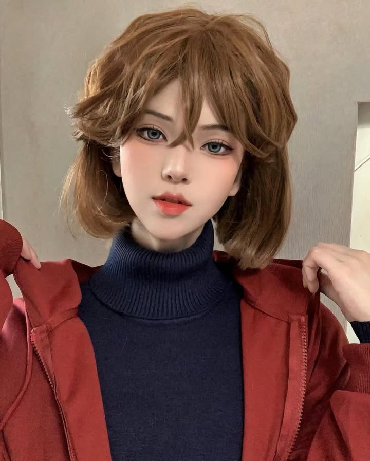 AHSP đã khéo léo tái hiện mái tóc nâu đỏ, đôi mắt xanh và thần thái lạnh lùng.