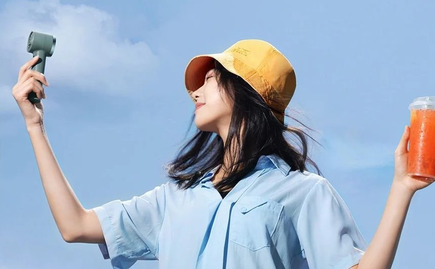 Quạt có tốc độ quay lên đến 10.000 vòng/phút nhưng pin khá hạn chế chỉ 1200mAh.