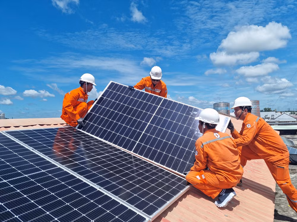 Ngoài ra, các linh kiện điện tử nhạy cảm như bộ inverter hoặc bộ điều khiển cũng được bố trí tại khu vực râm mát nhằm tránh nguy cơ quá nhiệt, đặc biệt trong bối cảnh các đợt nắng nóng xuất hiện ngày càng dày đặc do biến đổi khí hậu toàn cầu.