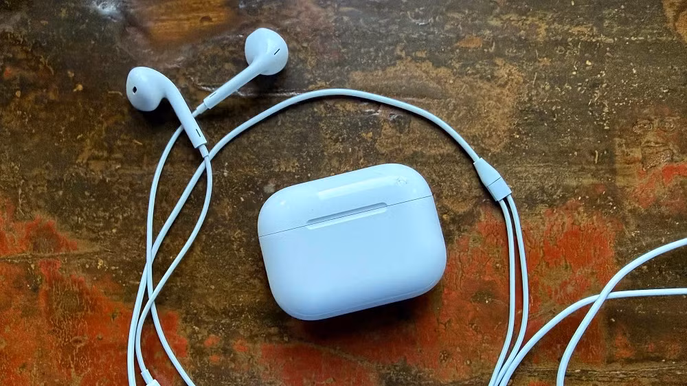 Thiết kế này còn hạn chế tiếng ồn “thình thịch” khi dây tai nghe va chạm cơ thể trong lúc di chuyển.