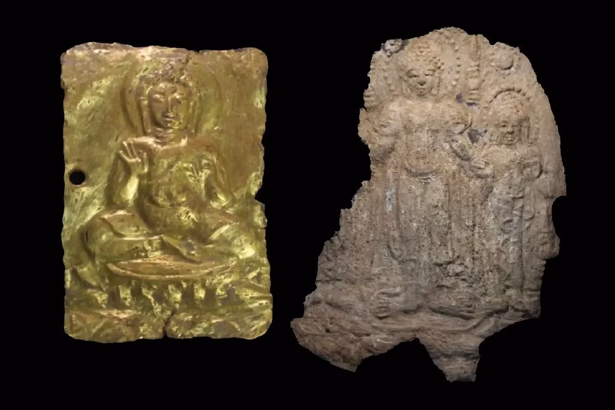 Các nhà khảo cổ sau đó phát hiện thêm ba cổ vật tôn giáo, trong đó có tấm phù điêu vàng khắc Phật ngồi kết già, tay làm ấn Vitarka Mudra.(Ảnh: HeritageDaily)