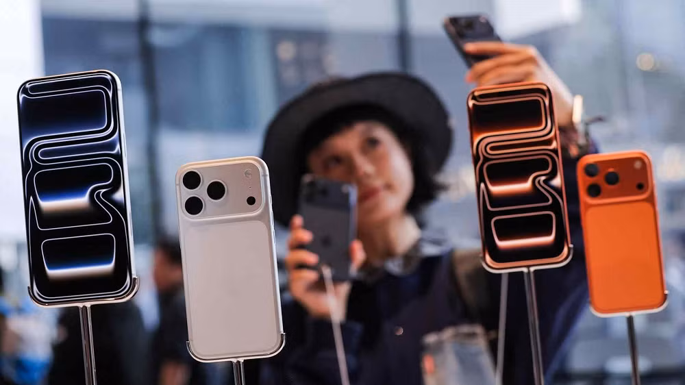 Tân CEO kế nhiệm một “di sản” trị giá 4.000 tỷ USD cùng thành công vang dội của dòng iPhone 17, song phía sau đó là sự phụ thuộc sâu sắc khi hơn 80% nhà cung ứng chủ lực vẫn đặt cơ sở sản xuất tại Trung Quốc.