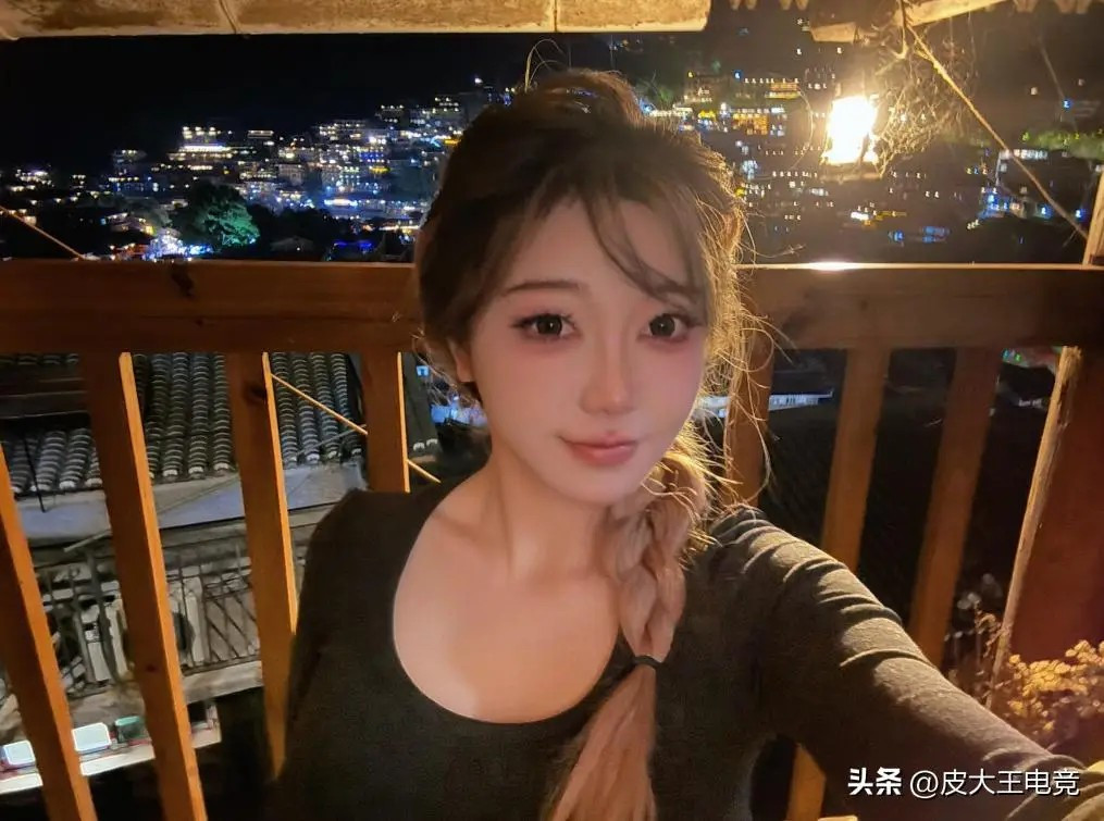 Tuy nhiên, vấn đề sức khỏe khiến nữ streamer phải tạm dừng hoạt động và tăng cân nhanh chóng vì dùng thuốc nội tiết.