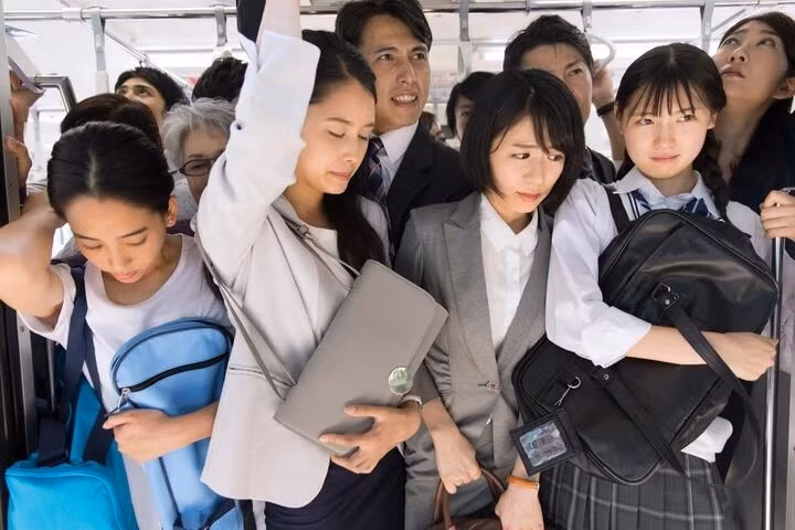 Hành khách thường hạn chế nói chuyện và chuyển điện thoại sang chế độ im lặng.