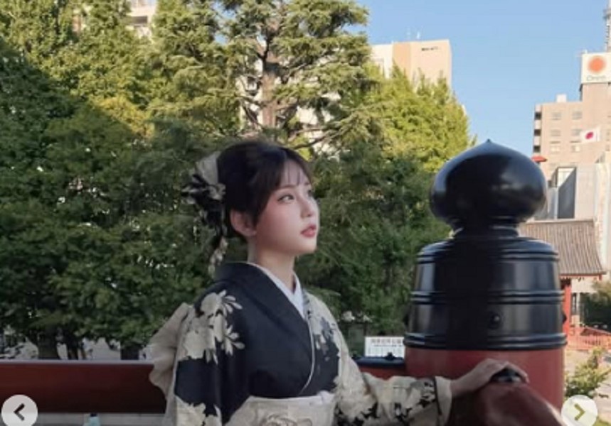 Trong trang phục đỏ đen bó sát, cô thể hiện thần thái mạnh mẽ xen lẫn nét gợi cảm khó cưỡng.