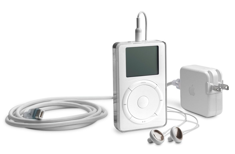 Năm 2001, iPod ra đời giúp Apple bước ra khỏi thị trường máy tính truyền thống.