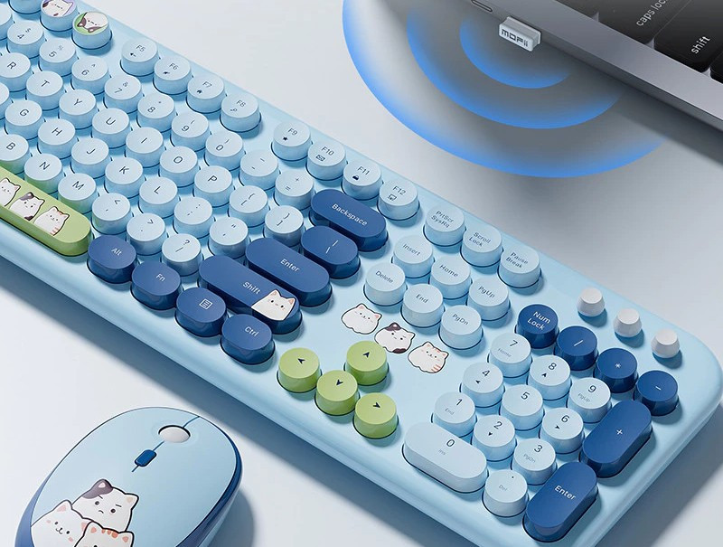Combo bàn phím - chuột đồng màu giúp góc làm việc đồng bộ, gọn gàng và nổi bật hơn.