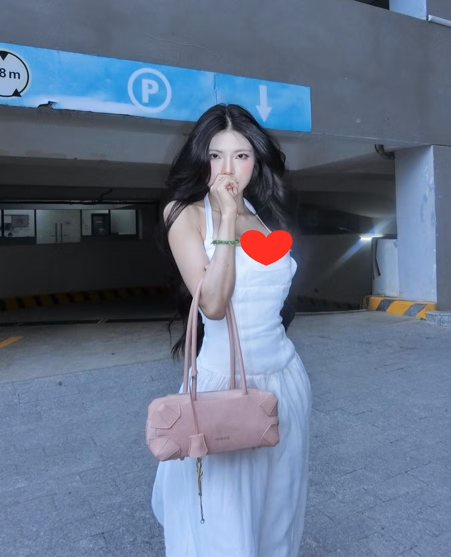 Từ hình ảnh MC chuyên nghiệp, cô dần khẳng định mình trong vai trò KOL và người mẫu ảnh với gu thẩm mỹ rõ ràng.