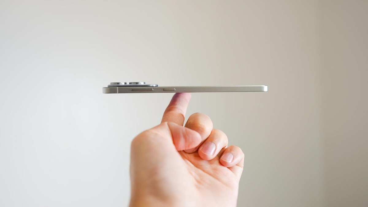 2. Galaxy S25 Edge sở hữu màn hình lớn 6,7 inch nhưng chỉ nặng 163 gram, hướng đến người dùng yêu thích sự thanh thoát. (Ảnh: Znet)