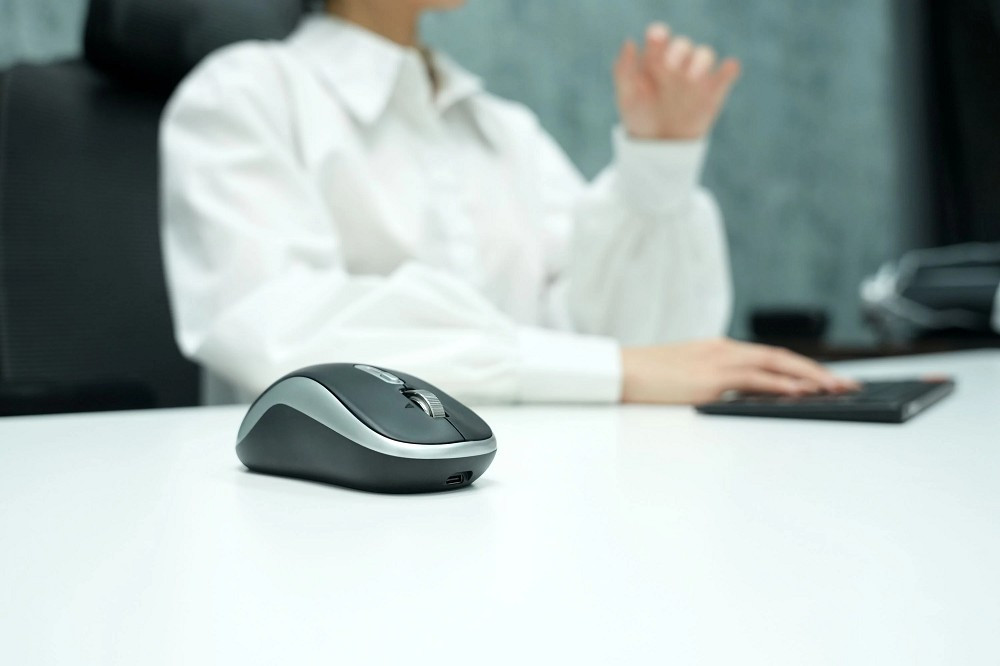 Cảm biến quang học hỗ trợ DPI từ 1000-4800, đáp ứng tốt nhu cầu văn phòng và thiết kế cơ bản.