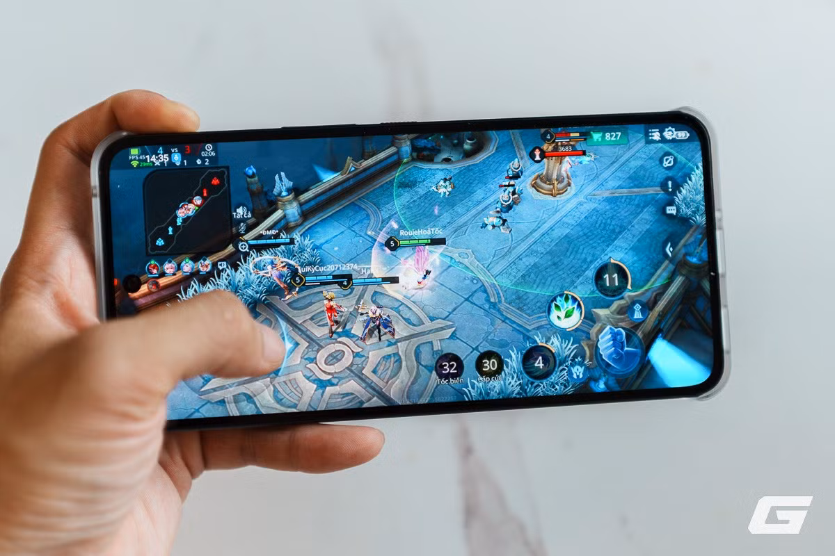 Máy sử dụng chip Unisoc T9100, kết hợp hệ thống tản nhiệt buồng hơi lớn giúp duy trì hiệu suất ổn định khi chơi lâu.(Ảnh: Genk)