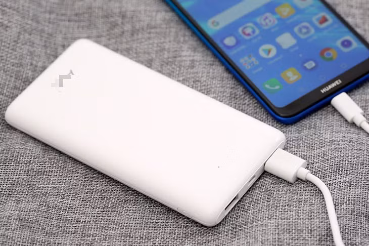 Việc chọn mua sạc dự phòng từ thương hiệu uy tín giúp hạn chế rủi ro cháy nổ.