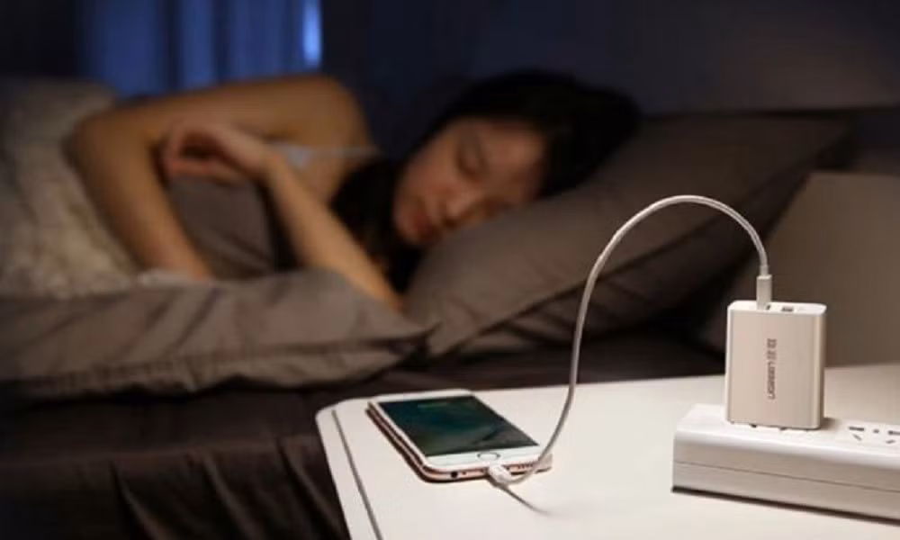 Việc sạc qua đêm cũng không còn nguy hiểm nhờ hệ thống sạc thông minh trên điện thoại hiện đại.
