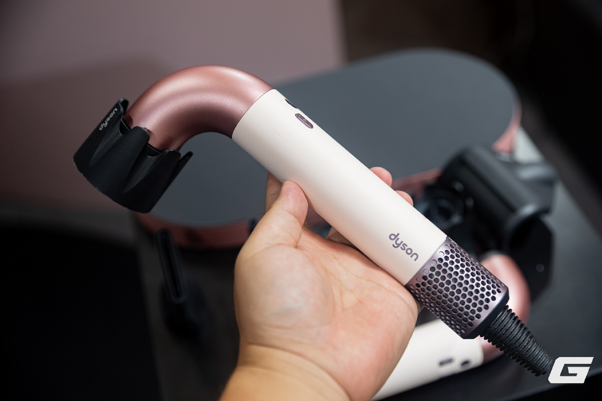 Trọng lượng chỉ 330g, nhẹ hơn cả quả cam, giúp thao tác dễ dàng suốt cả ngày.(Ảnh: Genk)