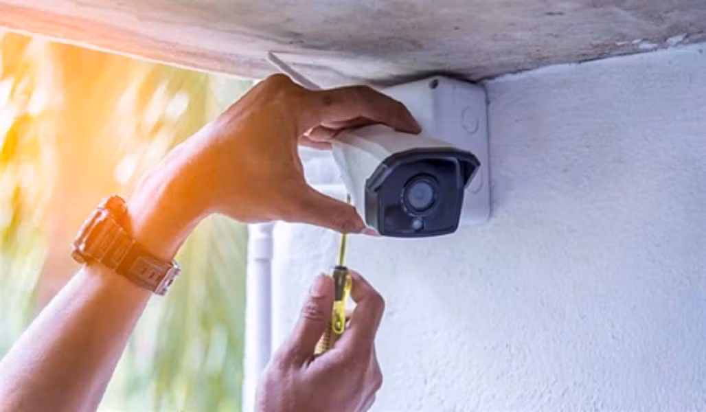 Người dùng thiếu kiến thức bảo mật như giữ nguyên mật khẩu mặc định hoặc không cập nhật phần mềm khiến camera dễ bị tấn công.