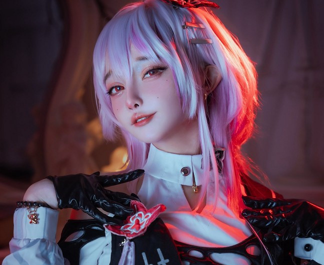 Người hâm mộ gọi cô là “coser U50” vì nhan sắc trẻ trung, làn da mịn màng và thần thái tự tin như gái đôi mươi.