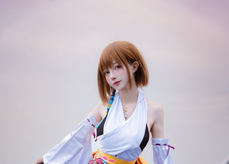 Ngoài cosplay, cô còn là streamer và gamer tích cực trên Twitch, thường xuyên giao lưu và trò chuyện cùng người hâm mộ.