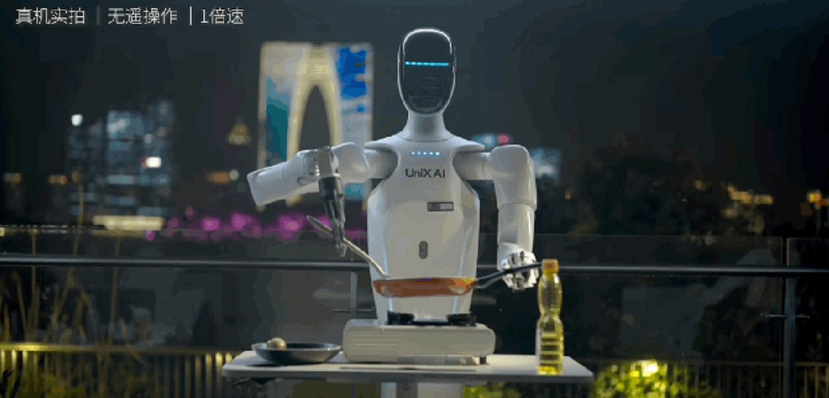 Wanda 2.0 của Yuliqi có giá 88.000 nhân dân tệ, biết nấu ăn, rửa bát và thậm chí chơi cờ vua.