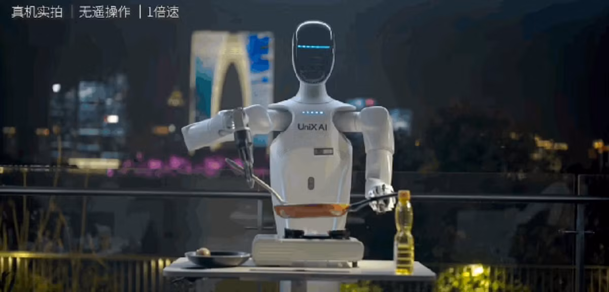 Wanda 2.0 của Yuliqi có giá 88.000 nhân dân tệ, biết nấu ăn, rửa bát và thậm chí chơi cờ vua.