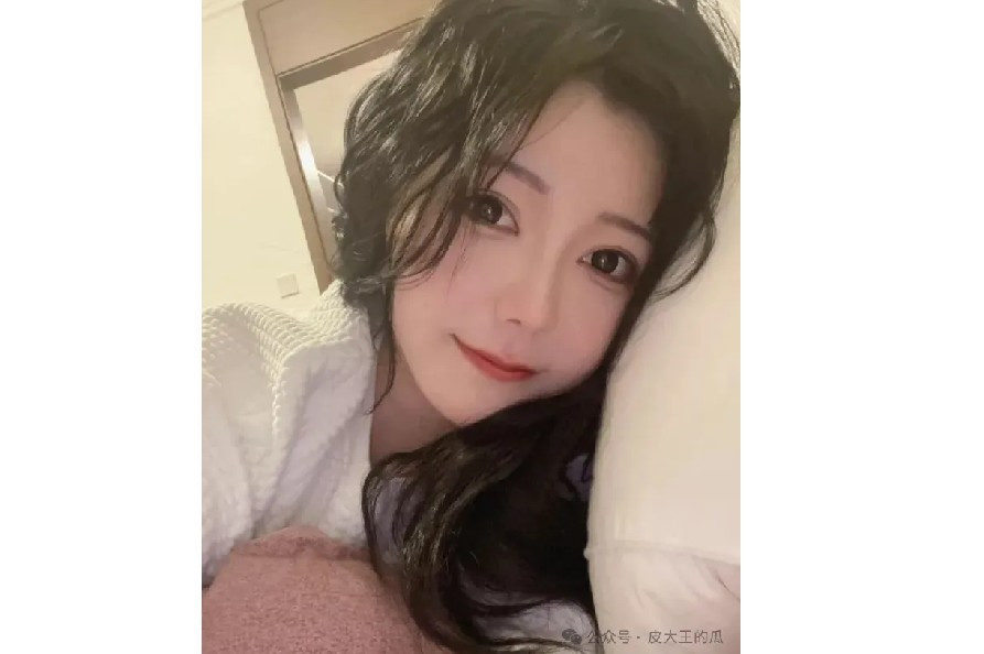 Nhan sắc mới của cô lập tức gây tranh cãi, một số khen sắc sảo hơn trong khi nhiều người buông lời châm chọc.