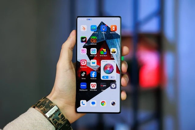 Màn hình 6,85 inch với tốc độ làm mới 144 Hz cùng camera ẩn dưới màn hình giúp thiết bị trông hiện đại.