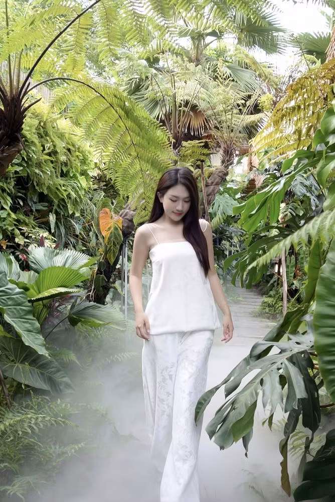 Khi xuất hiện tại các sự kiện, cô chinh phục khán giả bằng nụ cười rạng rỡ và thần thái tự tin.