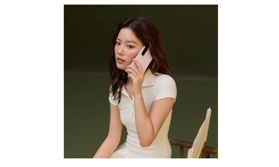 Bên cạnh đó, thiết kế khung kim loại, mặt kính cao cấp và loạt màu sắc trẻ trung giúp máy ghi điểm về ngoại hình.