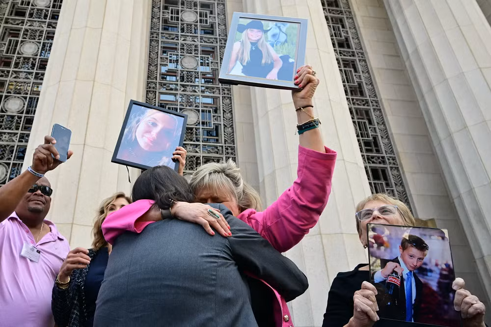 Nguyên đơn là Kaley, 20 tuổi, cho rằng mình bị nghiện Instagram và YouTube từ nhỏ do thiết kế cuốn hút.