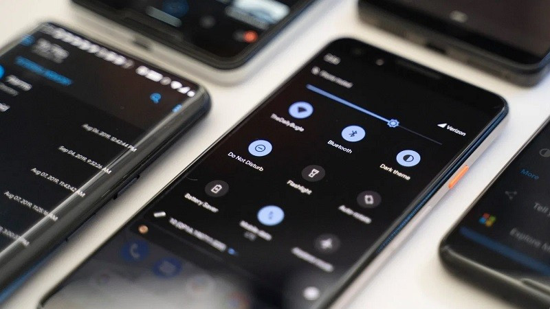 Ngược lại, chế độ tối toàn hệ thống mới là giải pháp tiết kiệm pin hiệu quả, đặc biệt trên màn hình OLED.