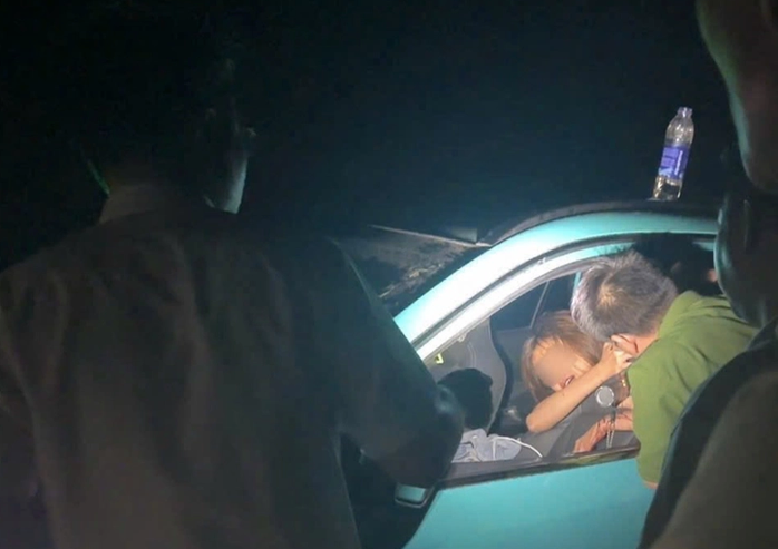 Cảnh sát vận động, thuyết phục nghi phạm thả nạn nhân - Ảnh: Công an cung cấp