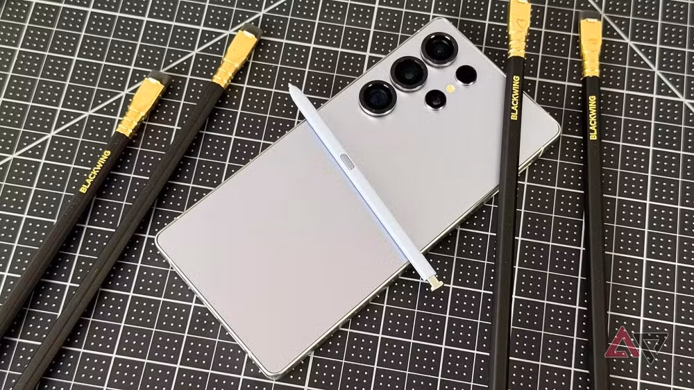 Nhiều người tin rằng S Pen chỉ còn tồn tại để chiều lòng fan trung thành của dòng Note năm nào.(Ảnh: Android Police)