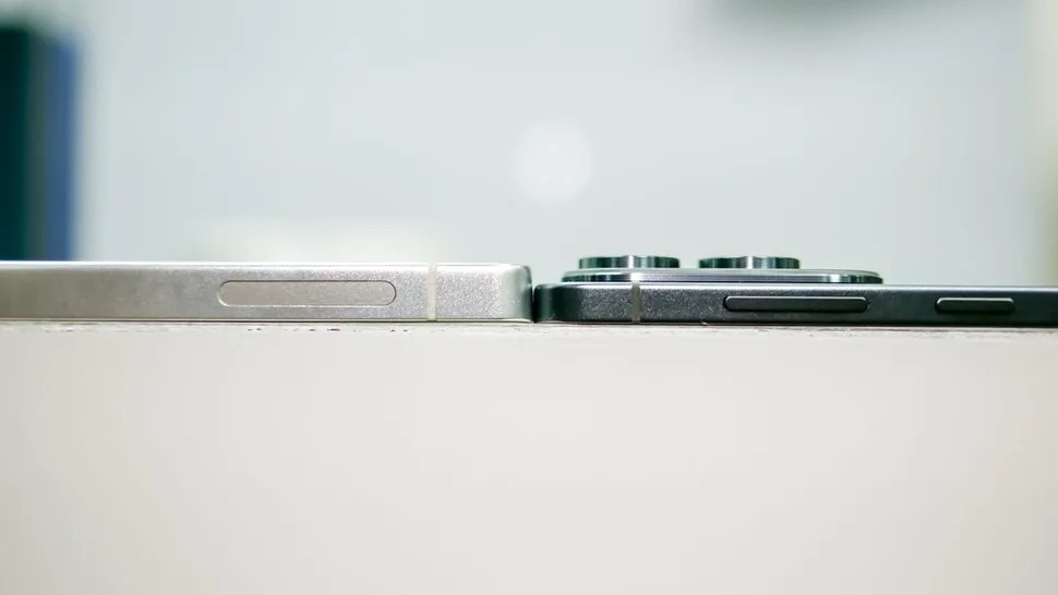 Giá khởi điểm 1.099 USD, ngang ngửa S25 Ultra nhưng không nhiều tính năng bằng.